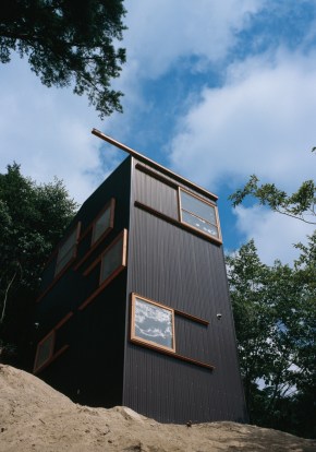 House On a Mountainside, a small house by Keiichi Hayashi