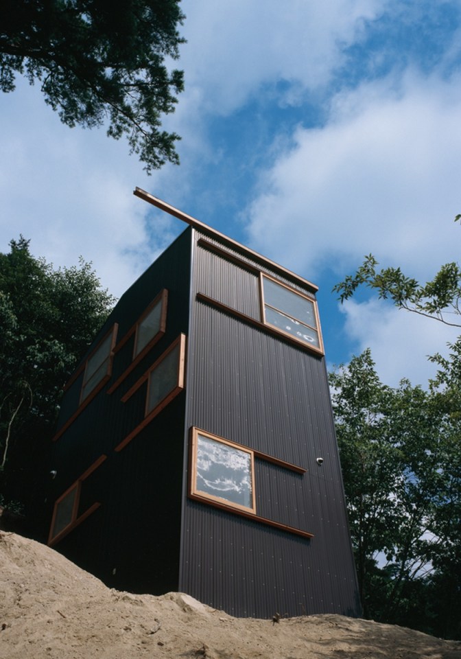 House On a Mountainside, a small house by Keiichi Hayashi