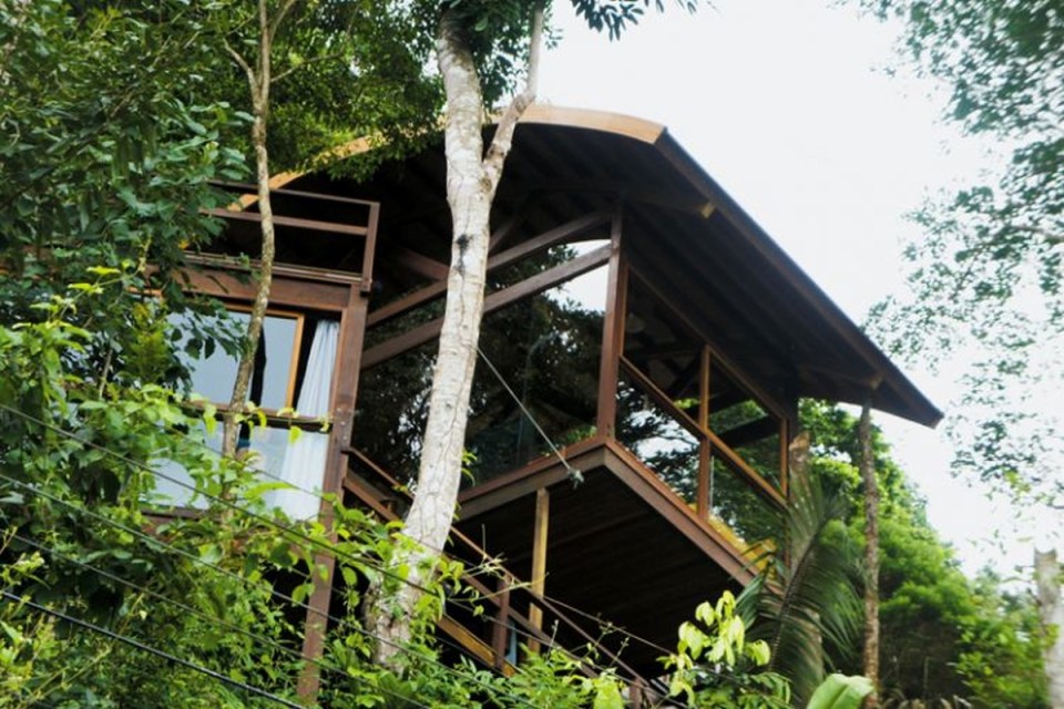 Casa da Praia do Félix, a small tropical beach house in Brazil. | www.facebook.com/SmallHouseBliss