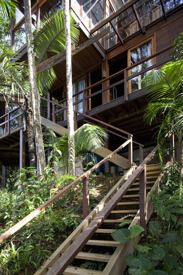 Casa da Praia do Félix, a small tropical beach house in Brazil. | www.facebook.com/SmallHouseBliss