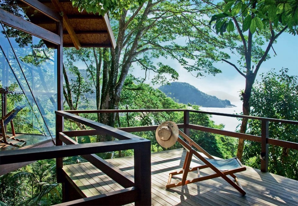 Casa da Praia do Félix, a small tropical beach house in Brazil. | www.facebook.com/SmallHouseBliss