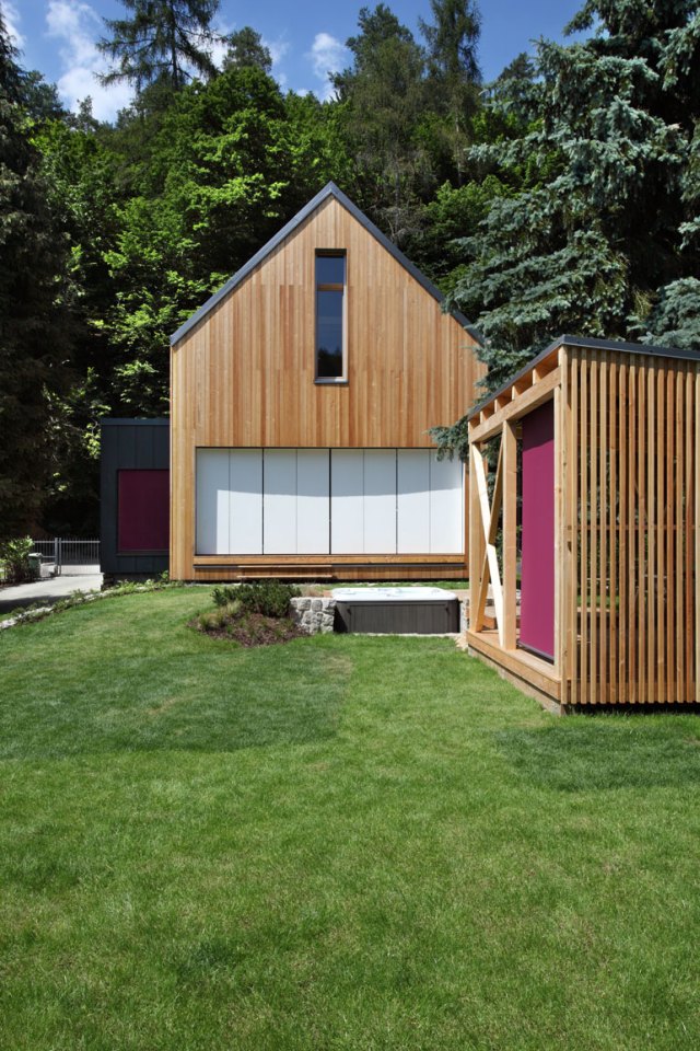 Small contemporary cottage in Stribrna Skalice by Prodesi