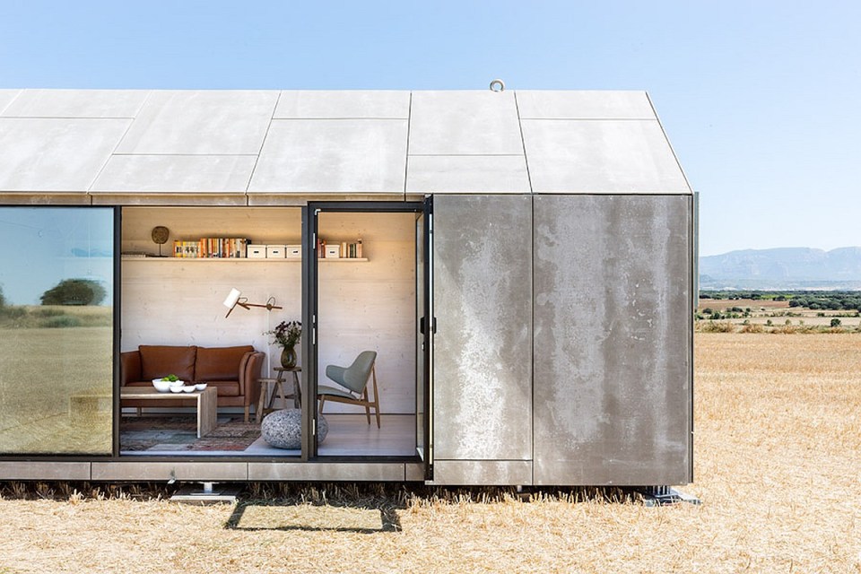 The ÁPH80 Transportable House by ÁBATON