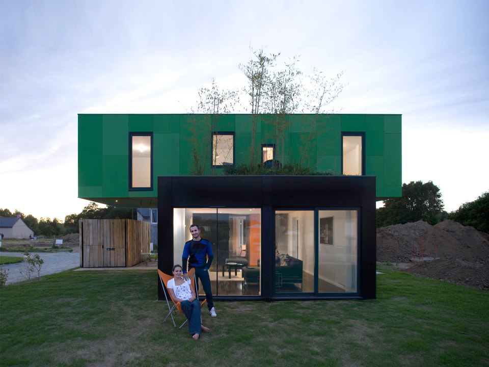 Crossbox is a modern modular house with cantilevered upper floor. It has 3 bedrooms in 1,119 sq ft. | www.facebook.com/SmallHouseBliss