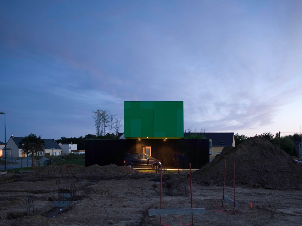 Crossbox is a modern modular house with cantilevered upper floor. It has 3 bedrooms in 1,119 sq ft. | www.facebook.com/SmallHouseBliss