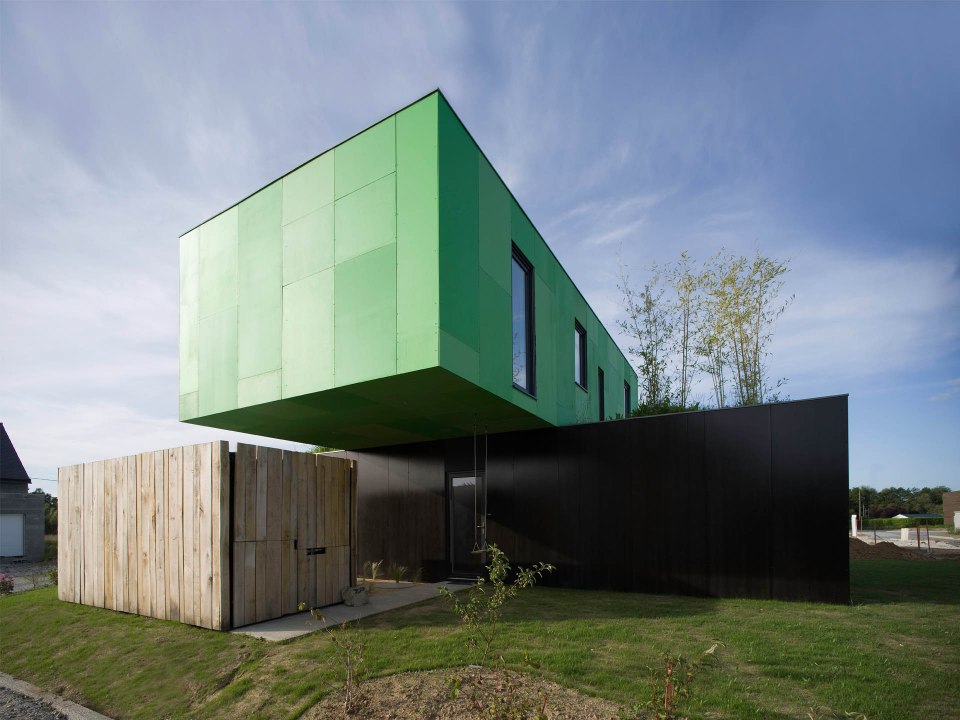 Crossbox is a modern modular house with cantilevered upper floor. It has 3 bedrooms in 1,119 sq ft. | www.facebook.com/SmallHouseBliss