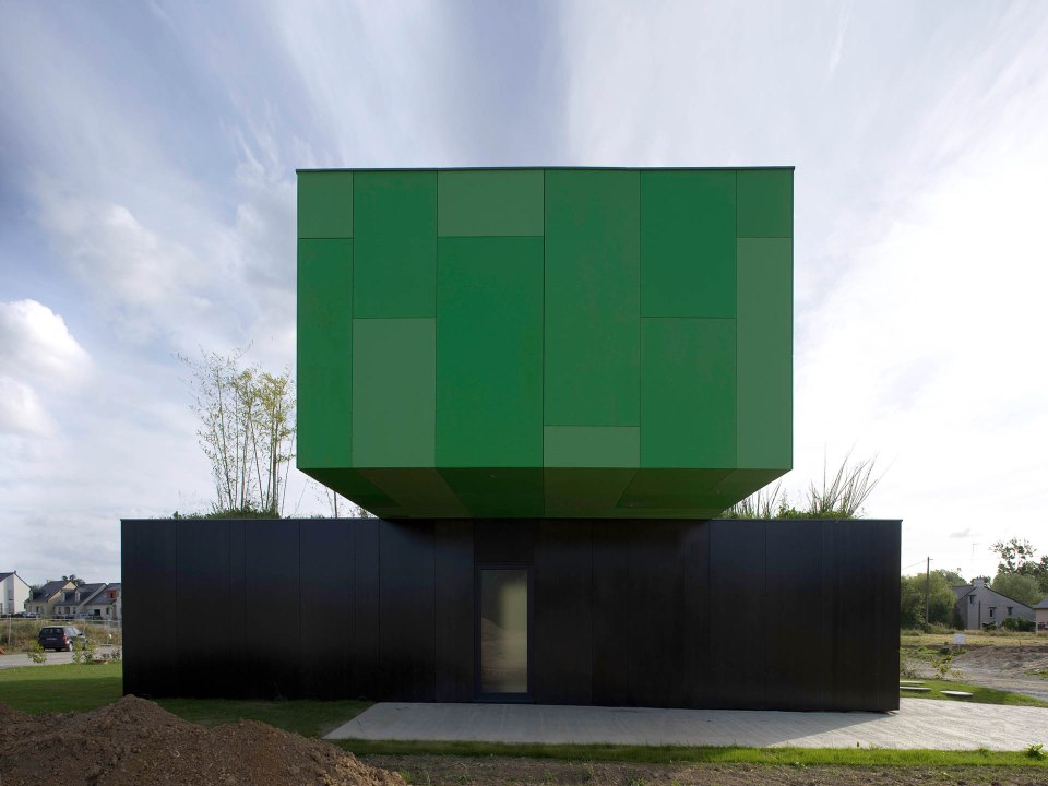 Crossbox is a modern modular house with cantilevered upper floor. It has 3 bedrooms in 1,119 sq ft. | www.facebook.com/SmallHouseBliss