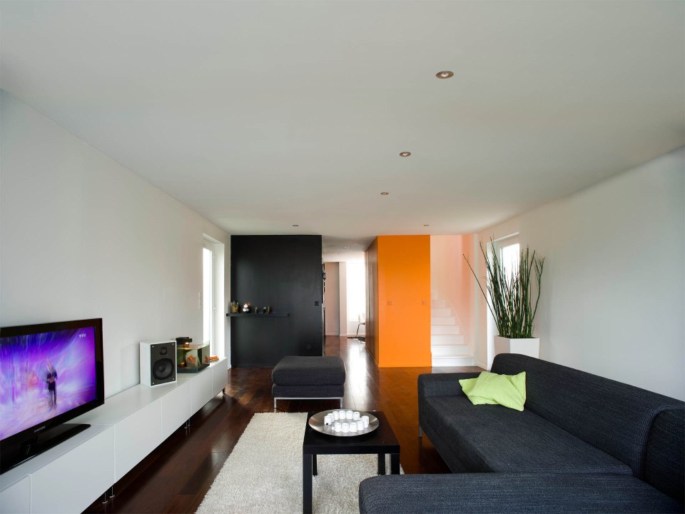 Crossbox is a modern modular house with cantilevered upper floor. It has 3 bedrooms in 1,119 sq ft. | www.facebook.com/SmallHouseBliss