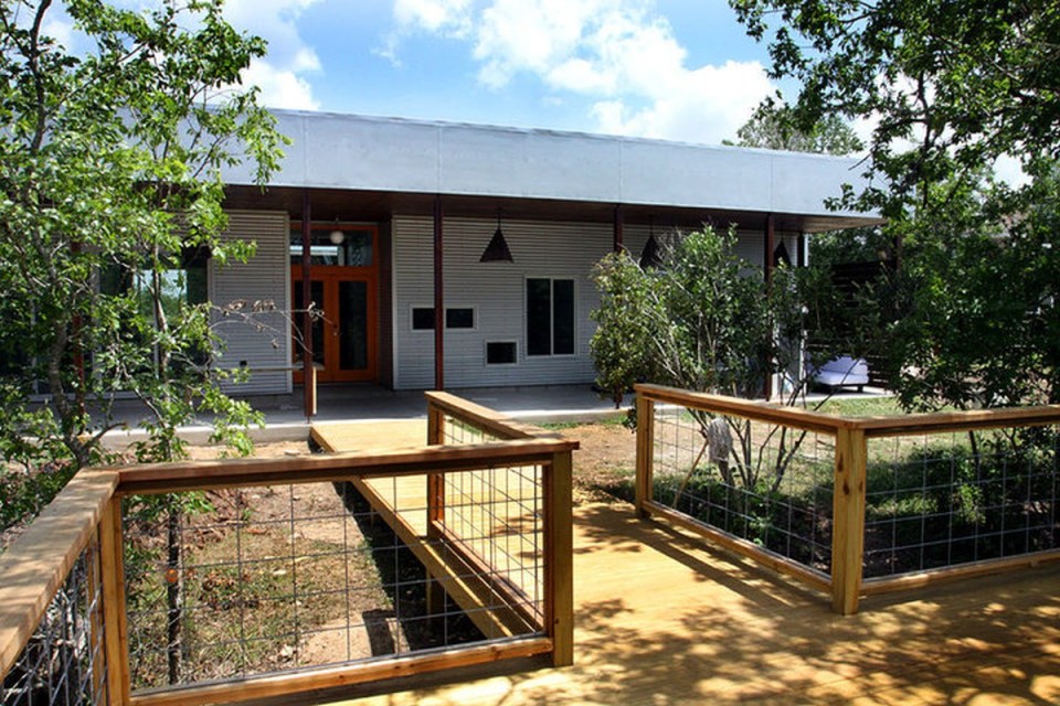 The Pivot Pad, a low-cost modern dwelling with 2 bedrooms in 1,000 sq ft | www.facebook.com/SmallHouseBliss