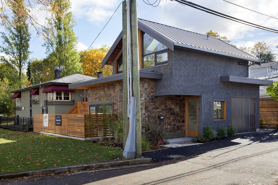An energy-efficient contemporary laneway house with 1 bedroom in 800 ft sq | www.facebook.com/SmallHouseBliss