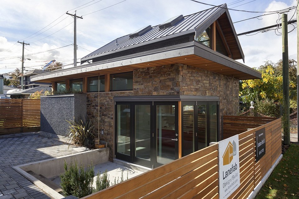 An energy-efficient contemporary laneway house with 1 bedroom in 800 ft sq | www.facebook.com/SmallHouseBliss