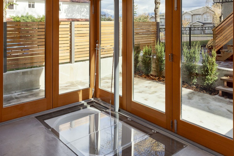 An energy-efficient contemporary laneway house with 1 bedroom in 800 ft sq | www.facebook.com/SmallHouseBliss