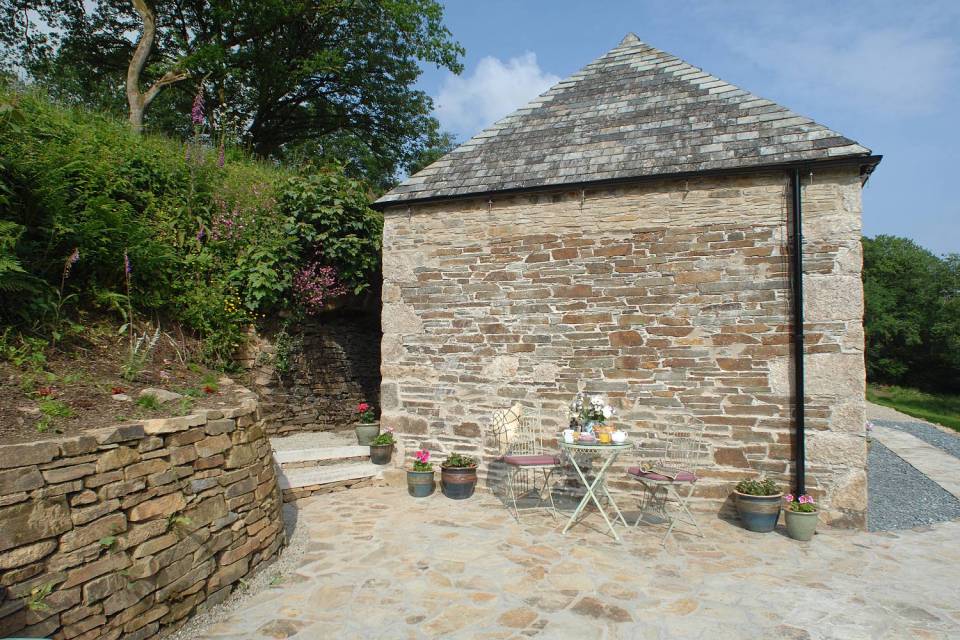 This restored worker's cottage dating from the mid-19th century has 590 sq ft on the main floor and a bedroom in the attic. | www.facebook.com/SmallHouseBliss