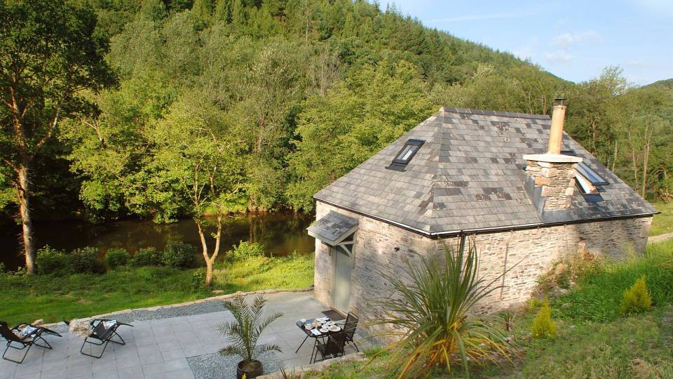 This restored worker's cottage dating from the mid-19th century has 590 sq ft on the main floor and a bedroom in the attic. | www.facebook.com/SmallHouseBliss