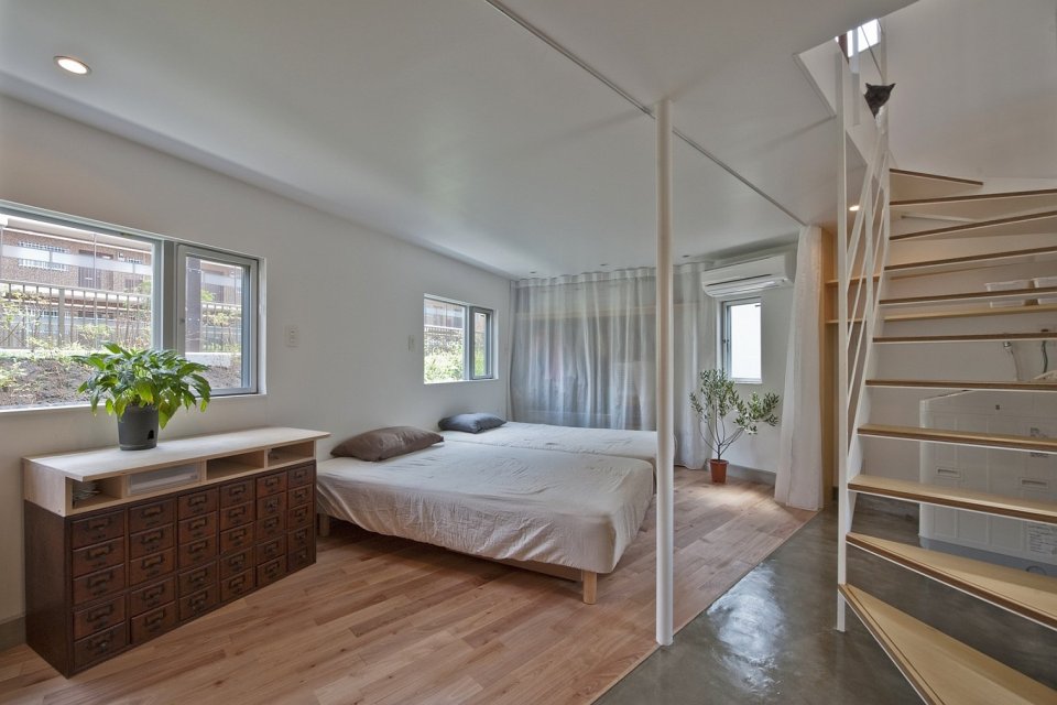 This 2-bedroom house on a tiny sliver of a site seems larger than its 595 sq ft. | www.facebook.com/SmallHouseBliss