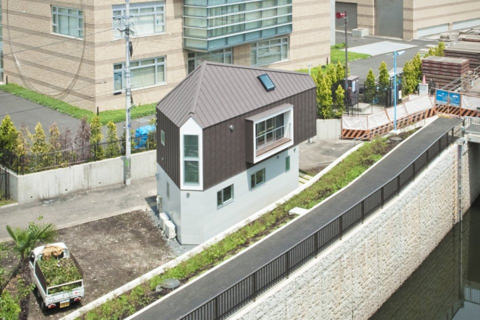 This 2-bedroom house on a tiny sliver of a site seems larger than its 595 sq ft. | www.facebook.com/SmallHouseBliss