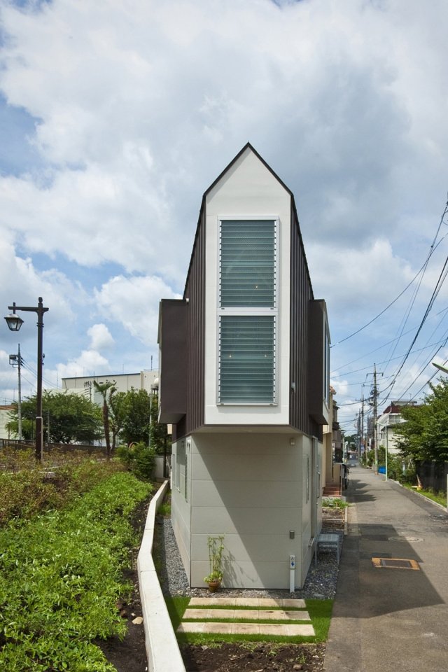 This 2-bedroom house on a tiny sliver of a site seems larger than its 595 sq ft. | www.facebook.com/SmallHouseBliss