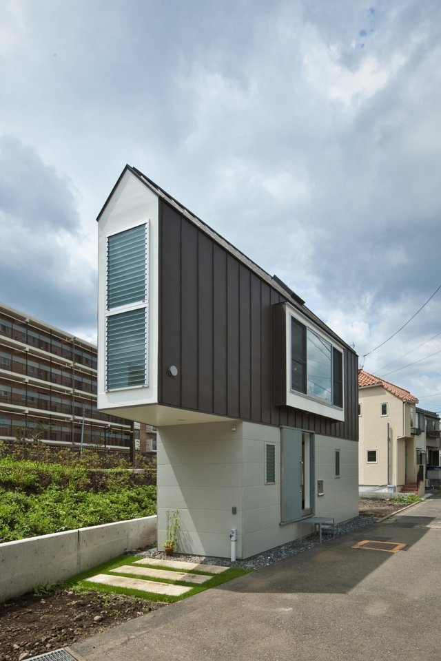 This 2-bedroom house on a tiny sliver of a site seems larger than its 595 sq ft. | www.facebook.com/SmallHouseBliss