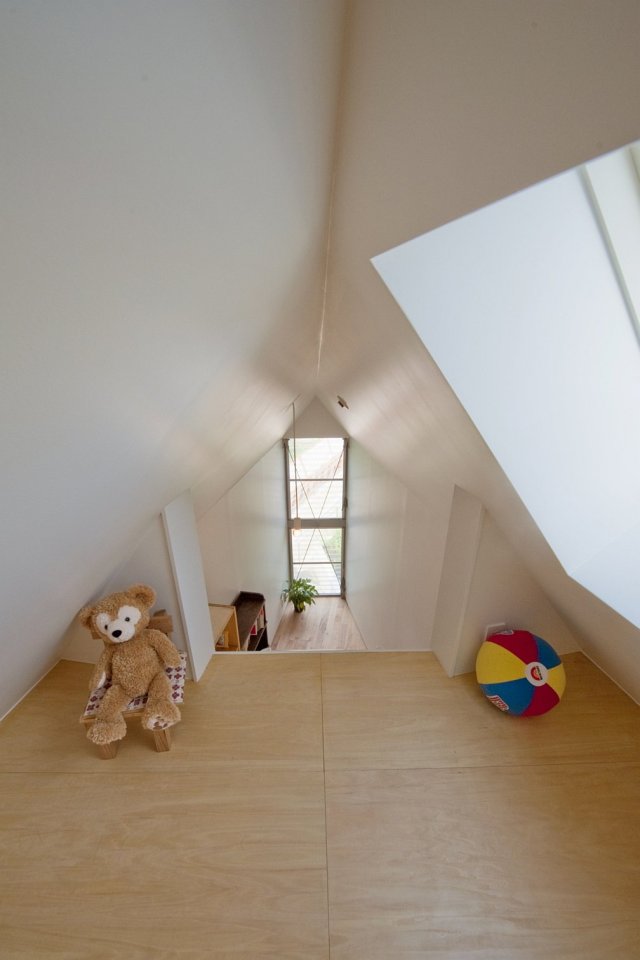 This 2-bedroom house on a tiny sliver of a site seems larger than its 595 sq ft. | www.facebook.com/SmallHouseBliss