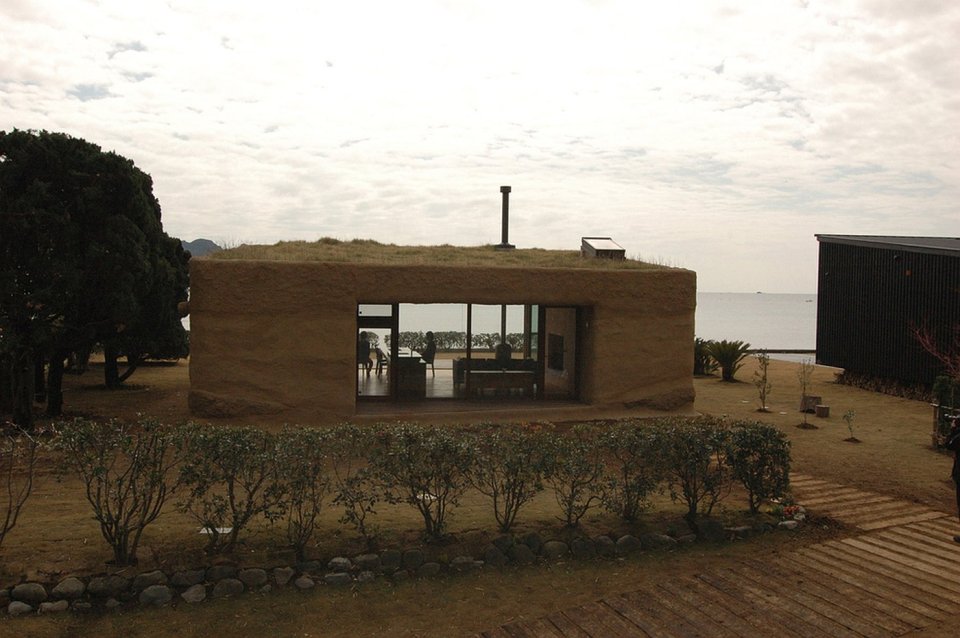 This "one room" weekend house has sleeping alcoves off the open living area, a green roof and earth-plastered walls. | www.facebook.com/SmallHouseBliss