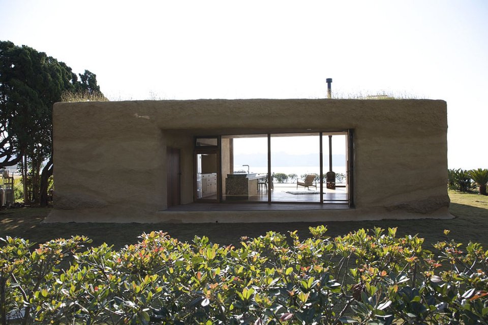 This "one room" weekend house has sleeping alcoves off the open living area, a green roof and earth-plastered walls. | www.facebook.com/SmallHouseBliss