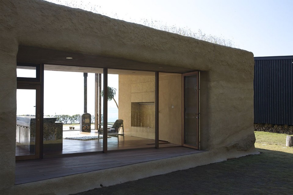 This "one room" weekend house has sleeping alcoves off the open living area, a green roof and earth-plastered walls. | www.facebook.com/SmallHouseBliss