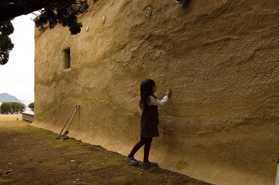 This "one room" weekend house has sleeping alcoves off the open living area, a green roof and earth-plastered walls. | www.facebook.com/SmallHouseBliss