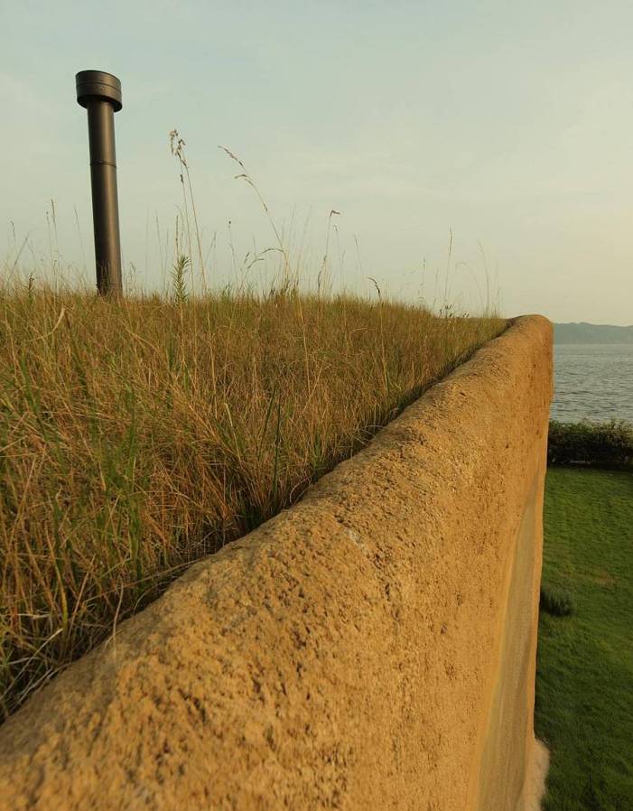 This "one room" weekend house has sleeping alcoves off the open living area, a green roof and earth-plastered walls. | www.facebook.com/SmallHouseBliss