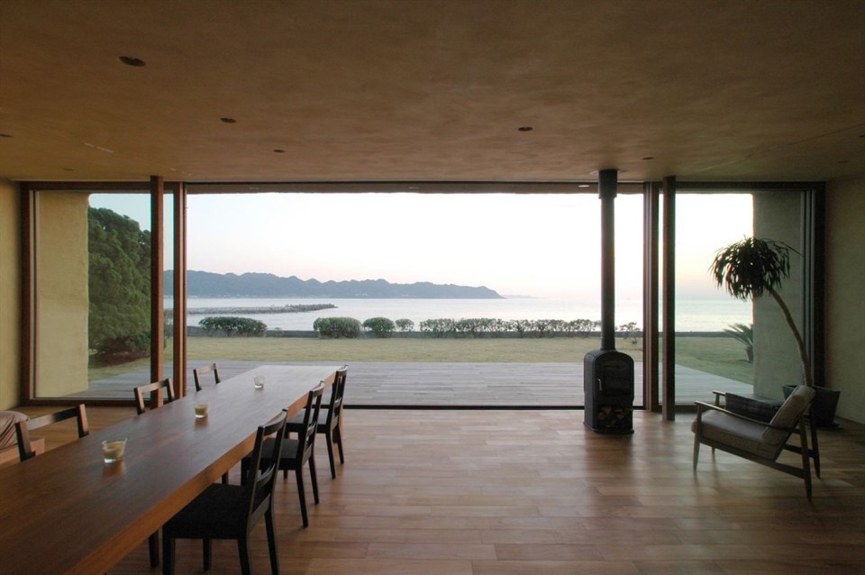 This "one room" weekend house has sleeping alcoves off the open living area, a green roof and earth-plastered walls. | www.facebook.com/SmallHouseBliss