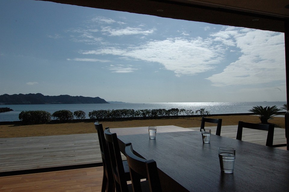 This "one room" weekend house has sleeping alcoves off the open living area, a green roof and earth-plastered walls. | www.facebook.com/SmallHouseBliss