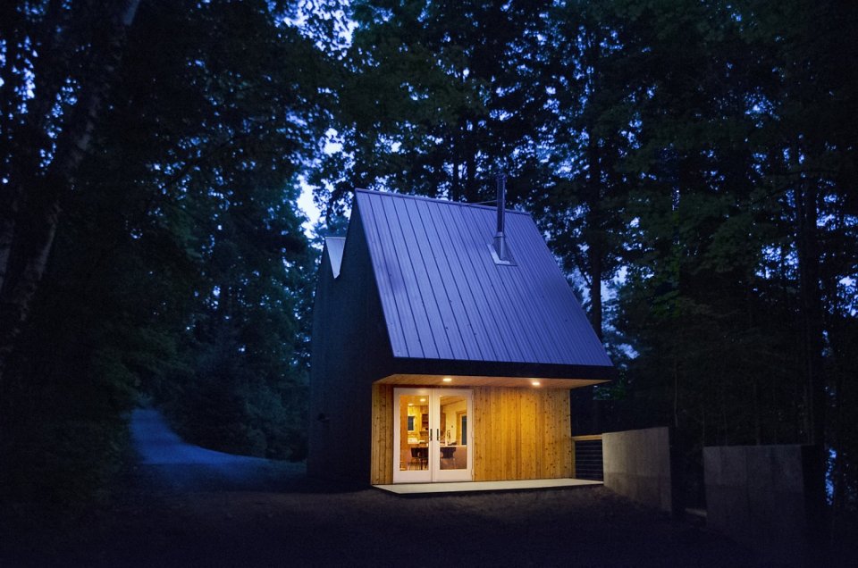 The Polygon Studio, a sculpture studio and guesthouse with a zigzagging roof. It has 409 sq ft on the ground floor plus a loft bedroom. | www.facebook.com/SmallHouseBliss