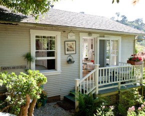 This 1930's California cottage has 1 bedroom in just 365 sq ft. | www.facebook.com/SmallHouseBliss