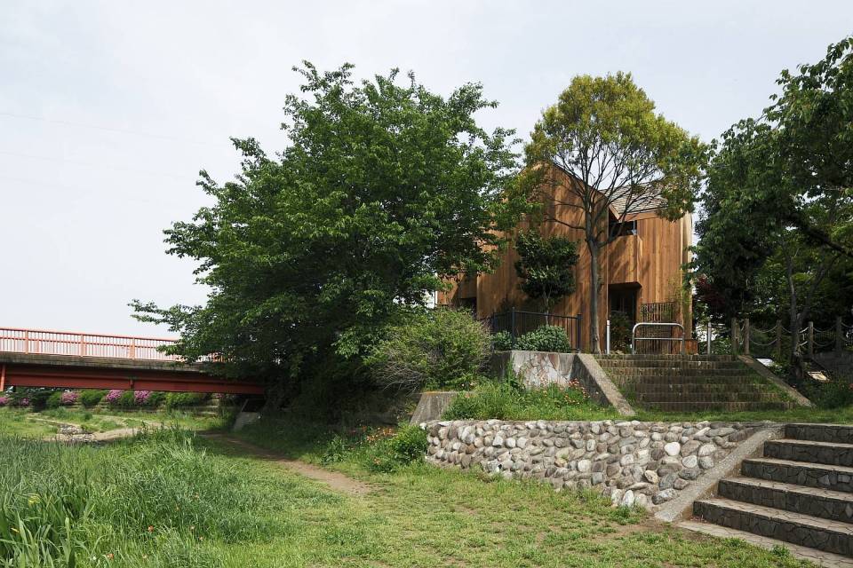 This wood family house has 4 bedrooms in a 1,359 sq ft cross-shaped floor plan. | www.facebook.com/SmallHouseBliss