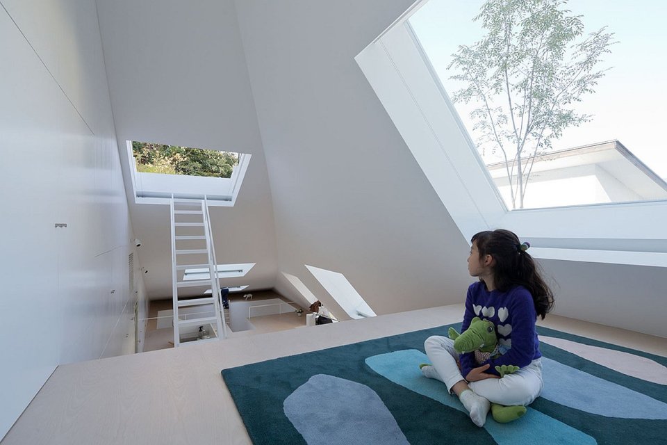 This sculptural swoosh of a house was architect Sou Fujimoto's solution to a tight urban site hemmed in by apartment buildings. | www.facebook.com/SmallHouseBliss