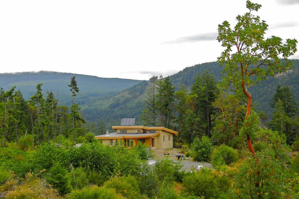 This off-grid and eco-friendly cob house has 2 bedrooms in 1,000 sq ft. | www.facebook.com/SmallHouseBliss