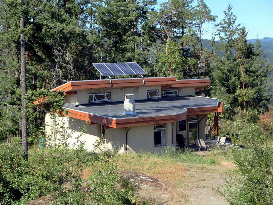 This off-grid and eco-friendly cob house has 2 bedrooms in 1,000 sq ft. | www.facebook.com/SmallHouseBliss