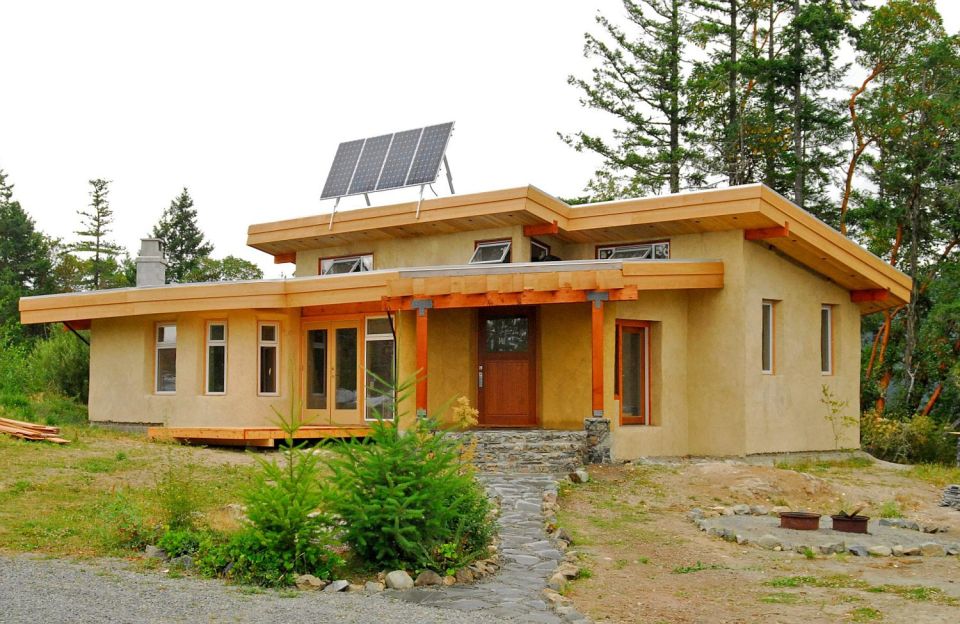 This off-grid and eco-friendly cob house has 2 bedrooms in 1,000 sq ft. | www.facebook.com/SmallHouseBliss