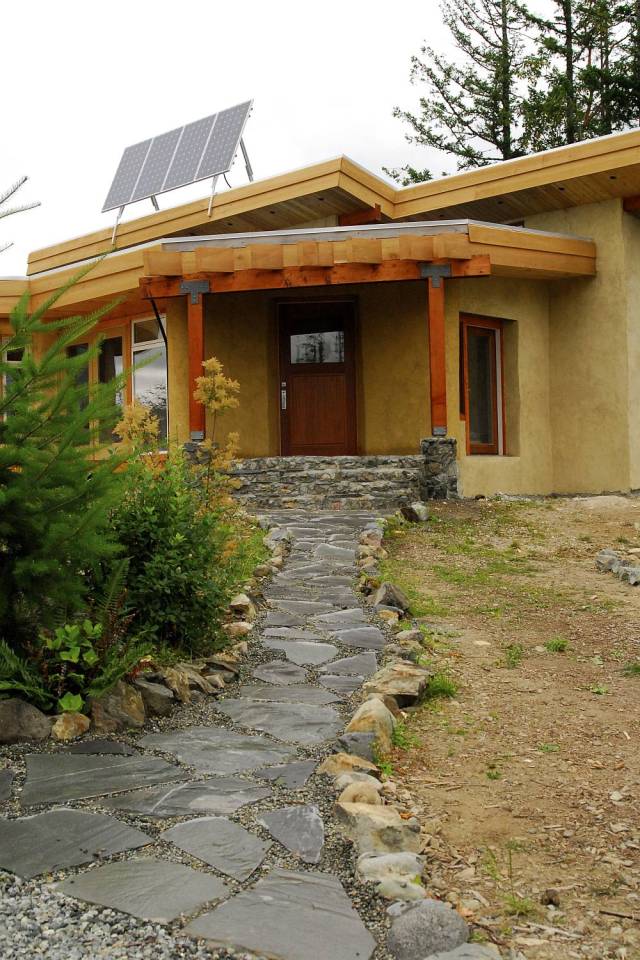 This off-grid and eco-friendly cob house has 2 bedrooms in 1,000 sq ft. | www.facebook.com/SmallHouseBliss