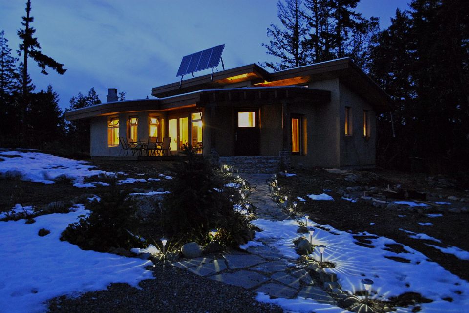 This off-grid and eco-friendly cob house has 2 bedrooms in 1,000 sq ft. | www.facebook.com/SmallHouseBliss