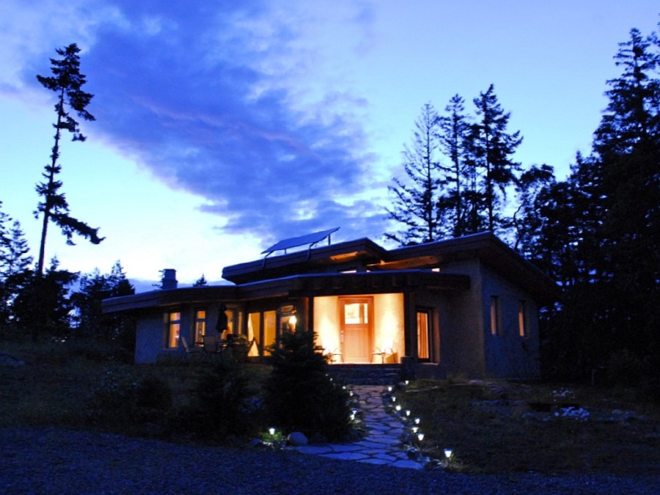 This off-grid and eco-friendly cob house has 2 bedrooms in 1,000 sq ft. | www.facebook.com/SmallHouseBliss