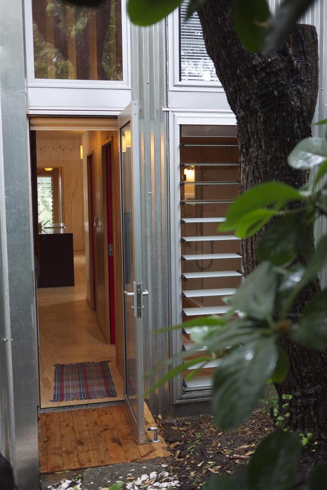 This "bach" (a simple, inexpensive vacation house) for a New Zealand family has 4 bedrooms in 1,507 sq ft. Designed by architects Bonnifait + Giesen, Atelierworkshop. | www.facebook.com/SmallHouseBliss