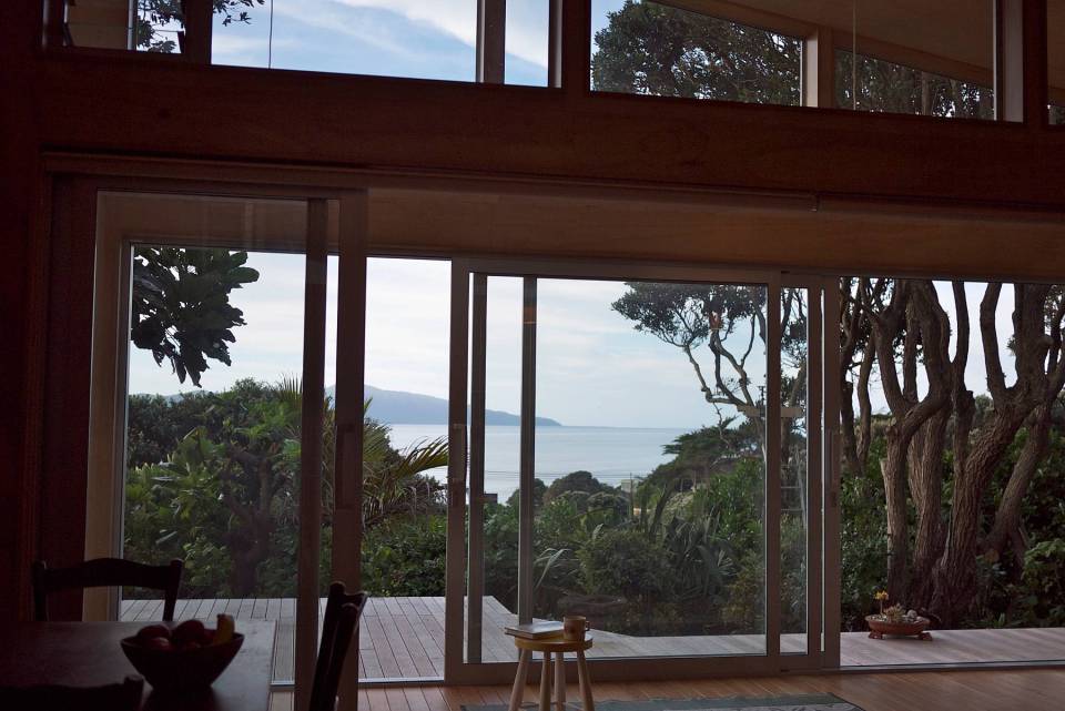 This "bach" (a simple, inexpensive vacation house) for a New Zealand family has 4 bedrooms in 1,507 sq ft. Designed by architects Bonnifait + Giesen, Atelierworkshop. | www.facebook.com/SmallHouseBliss