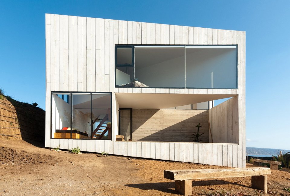 A minimalist vacation house in Chile with 2 bedrooms in 1,033 sq ft. | www.facebook.com/SmallHouseBliss