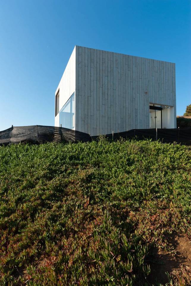 A minimalist vacation house in Chile with 2 bedrooms in 1,033 sq ft. | www.facebook.com/SmallHouseBliss