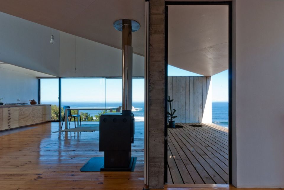 A minimalist vacation house in Chile with 2 bedrooms in 1,033 sq ft. | www.facebook.com/SmallHouseBliss