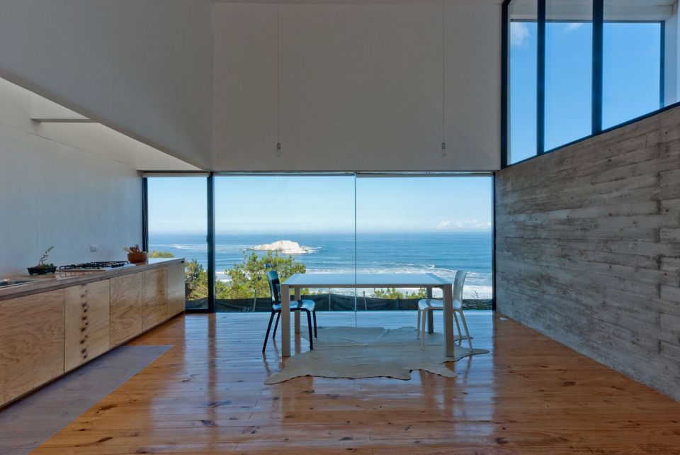 A minimalist vacation house in Chile with 2 bedrooms in 1,033 sq ft. | www.facebook.com/SmallHouseBliss