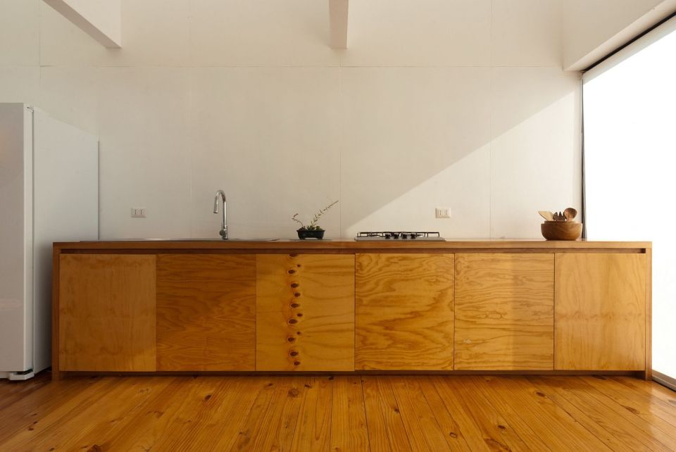 A minimalist vacation house in Chile with 2 bedrooms in 1,033 sq ft. | www.facebook.com/SmallHouseBliss