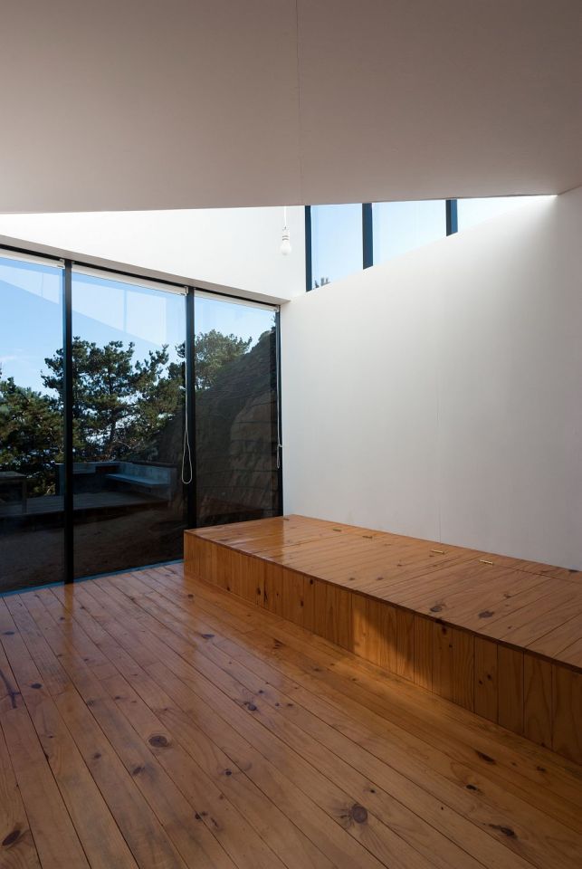 A minimalist vacation house in Chile with 2 bedrooms in 1,033 sq ft. | www.facebook.com/SmallHouseBliss