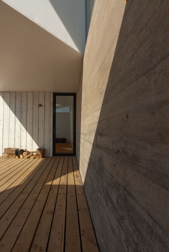 A minimalist vacation house in Chile with 2 bedrooms in 1,033 sq ft. | www.facebook.com/SmallHouseBliss