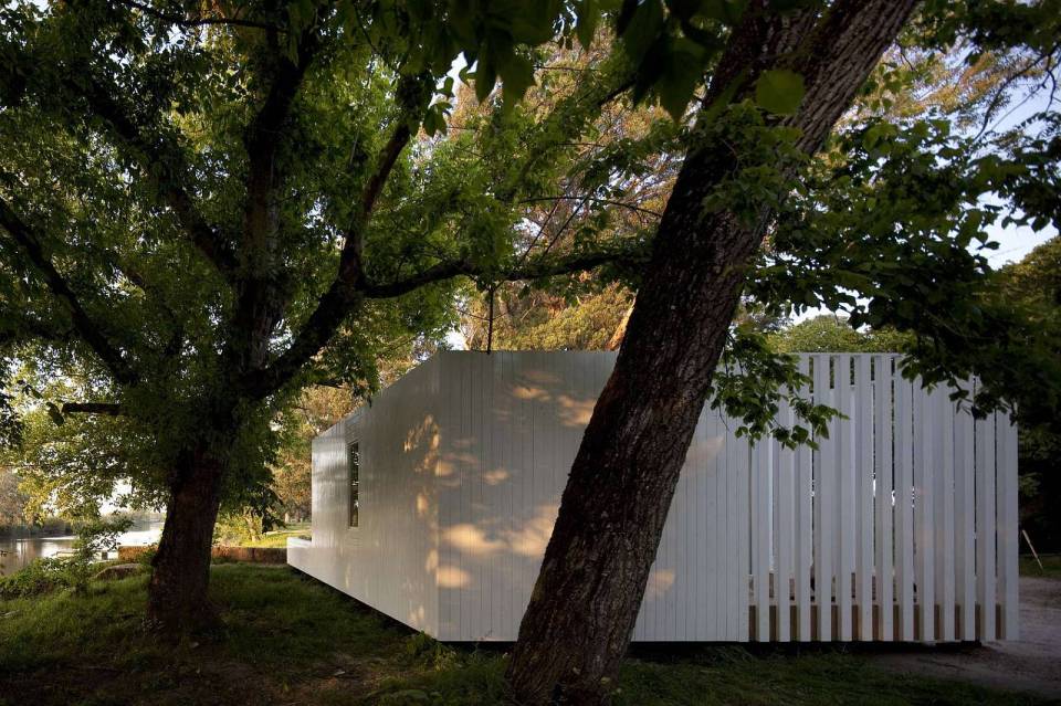 Treehouse Riga, a compact modular home with 2 bedrooms in just 474 sq ft. A sliding wall gives it a flexible floor plan. | www.facebook.com/SmallHouseBliss